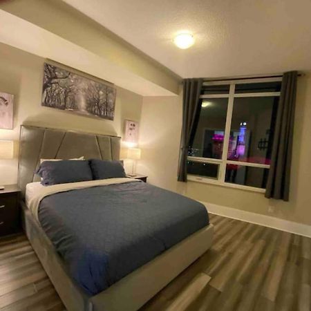 Luxurious 1 Bedroom Den, 1 Bath Condo Square One Mississauga Exterior photo