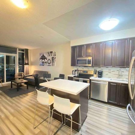 Luxurious 1 Bedroom Den, 1 Bath Condo Square One Mississauga Exterior photo
