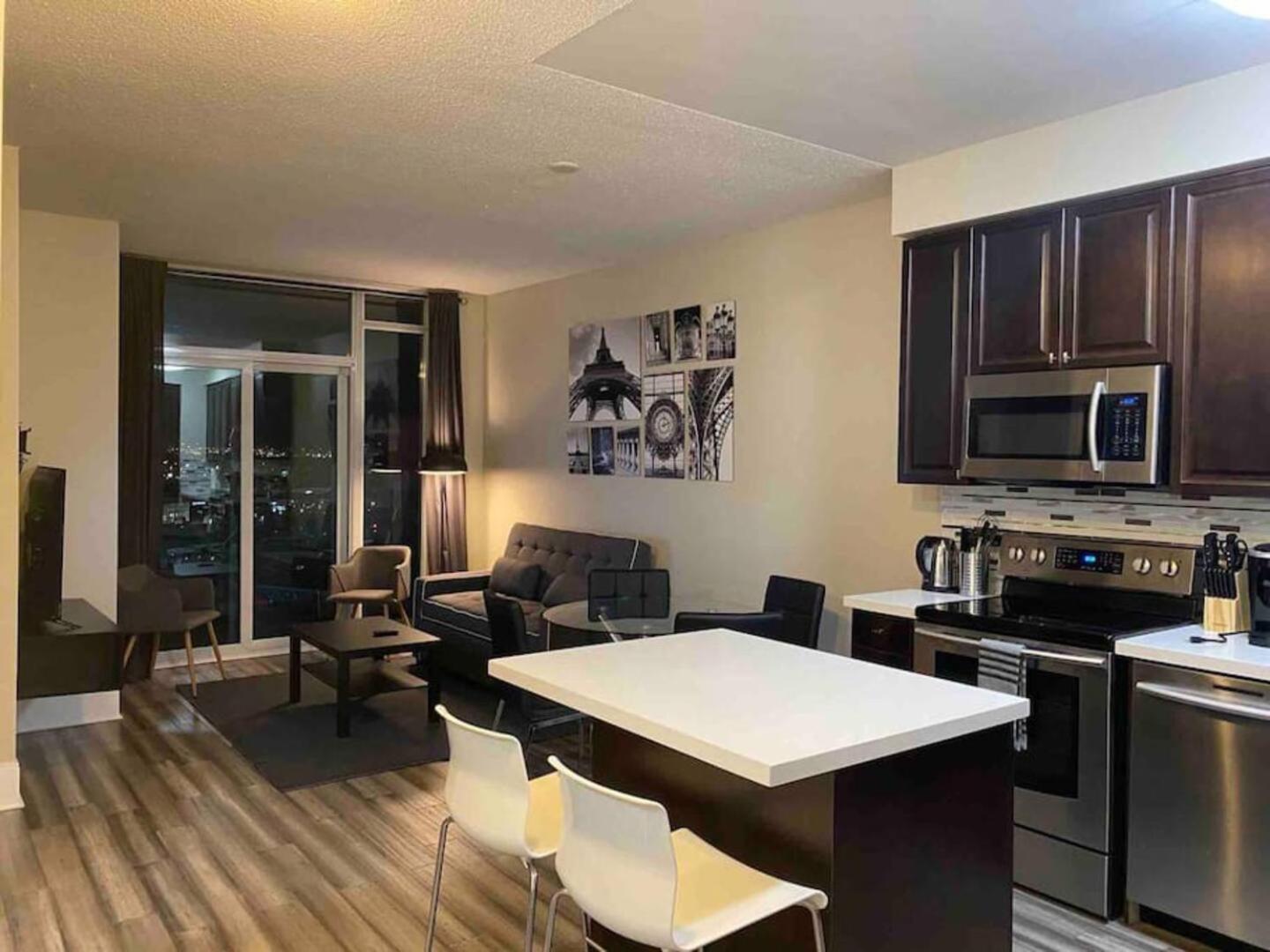 Luxurious 1 Bedroom Den, 1 Bath Condo Square One Mississauga Exterior photo