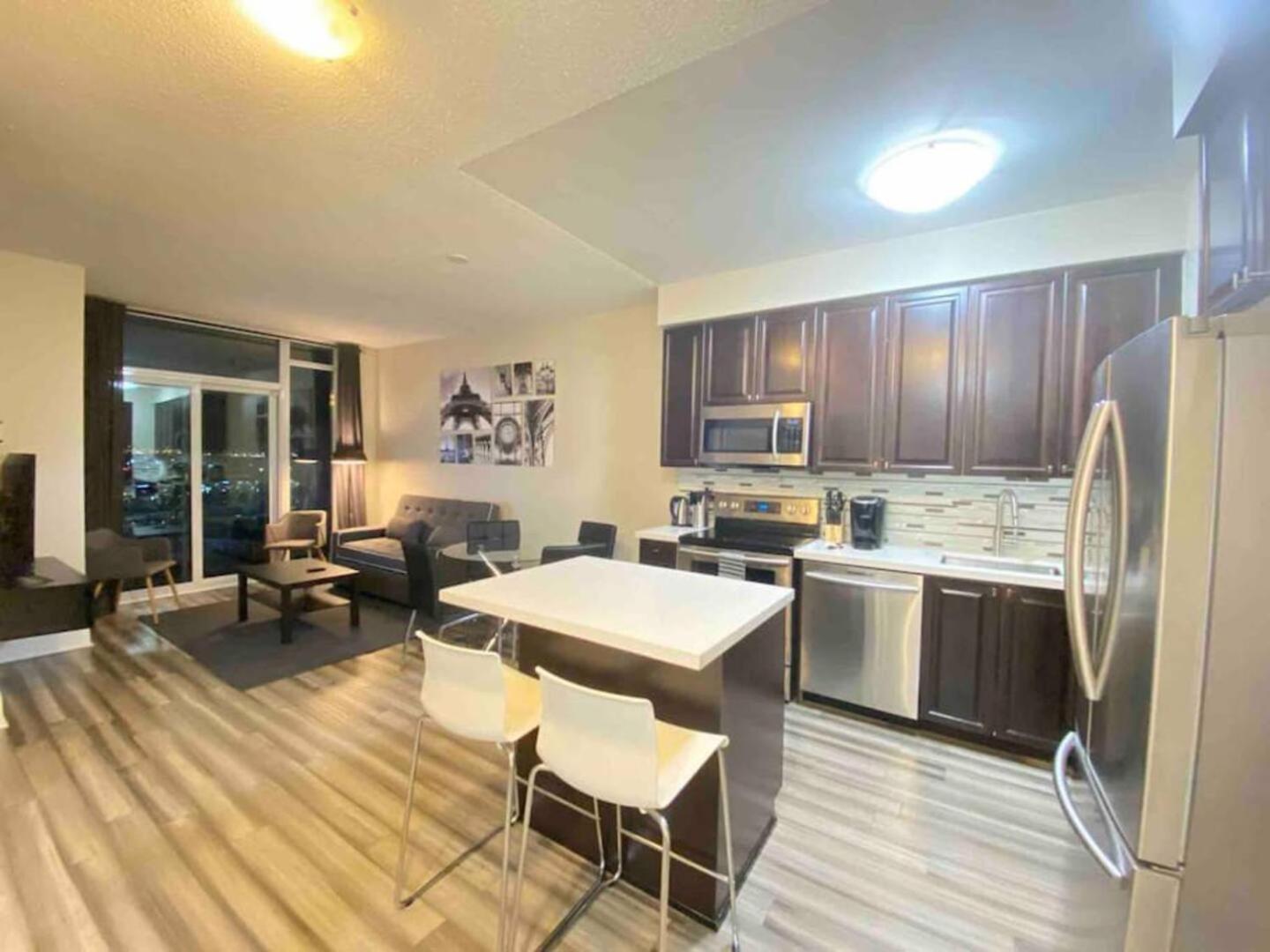 Luxurious 1 Bedroom Den, 1 Bath Condo Square One Mississauga Exterior photo